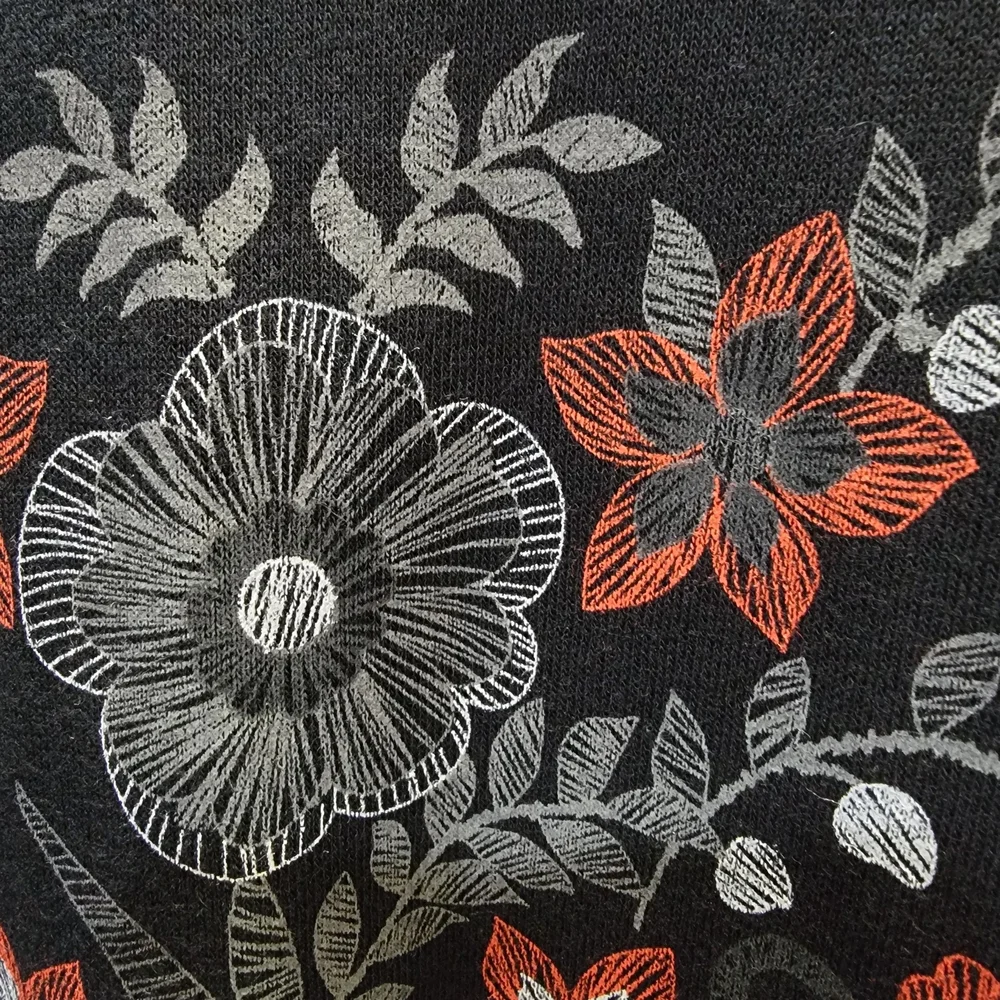 NWT Northern Reflections Crewneck Sweatshirt Black Red Floral Women’s M - Picture 9 of 12